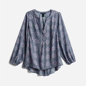 Women’s Size 1X Navy Graphic Tile Print Split Neck Blouse. Navy.